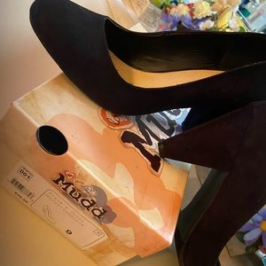 Mudd black suede pump w/ interest heel